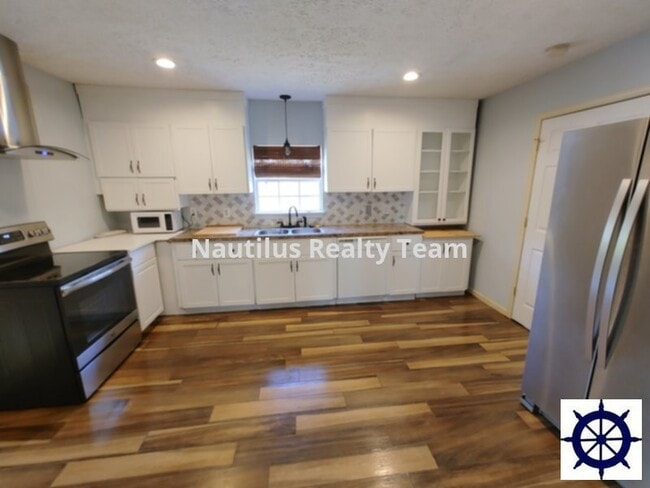 Building Photo - 1706 E 6th St