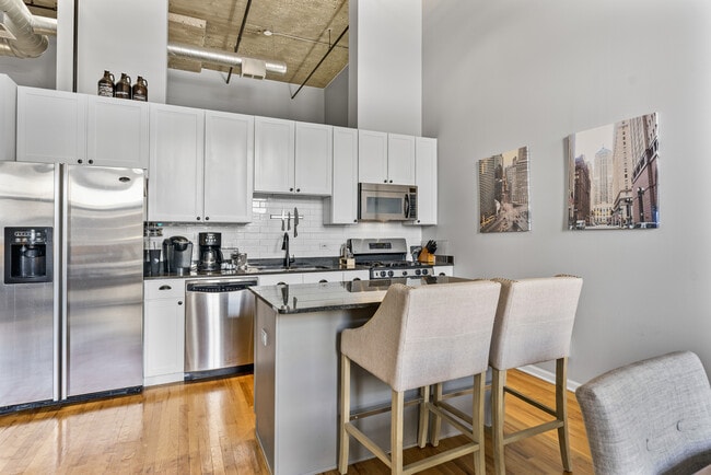 Building Photo - 758 N Larrabee St