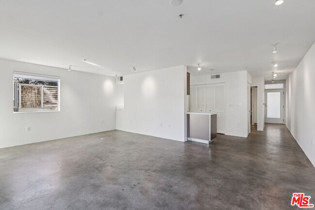 Foto del edificio - 5806 Waring Ave