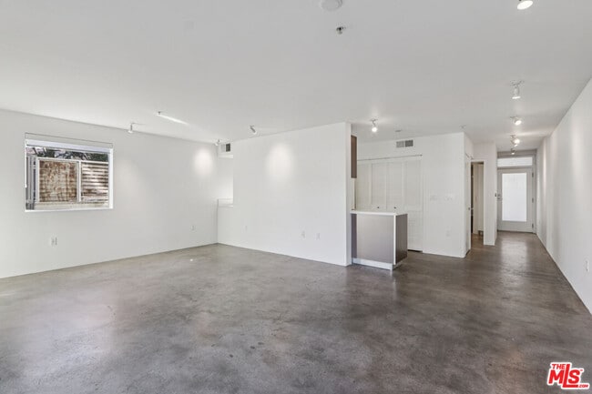 Building Photo - 5806 Waring Ave