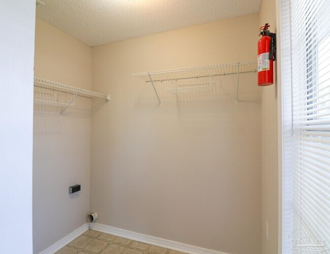 Foto del edificio - 8033 Stonebrook Dr