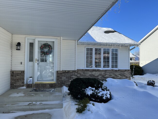 Building Photo - 628 Grayhawk Dr