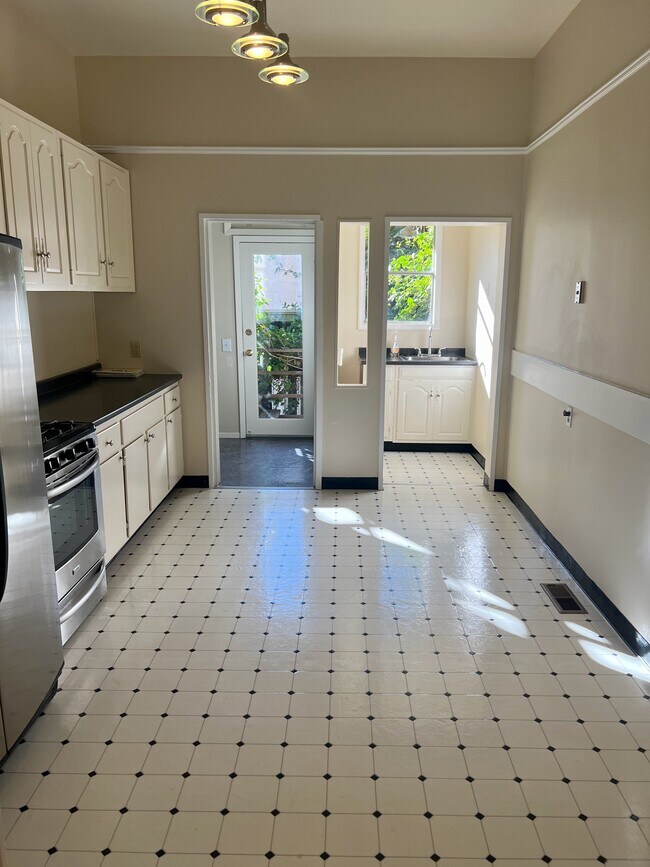 Kitchen - 320 Lexington St