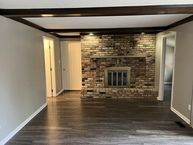 Building Photo - Spacious Ranch Style Home on the Northside