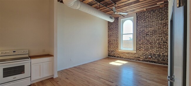 Building Photo - 201 E Chambers St