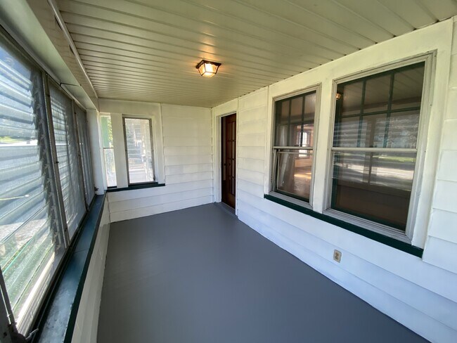 Foto del edificio - 741-743 Genesee Park Blvd
