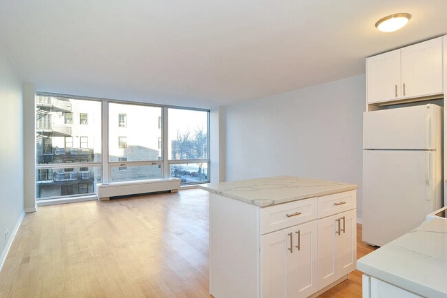 Foto del edificio - 2400 N Lakeview Ave