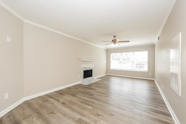 Building Photo - 200 Lake Forest Dr