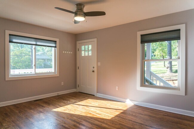 Building Photo - Gorgeous One Bedroom with Bonus Room in Ha...