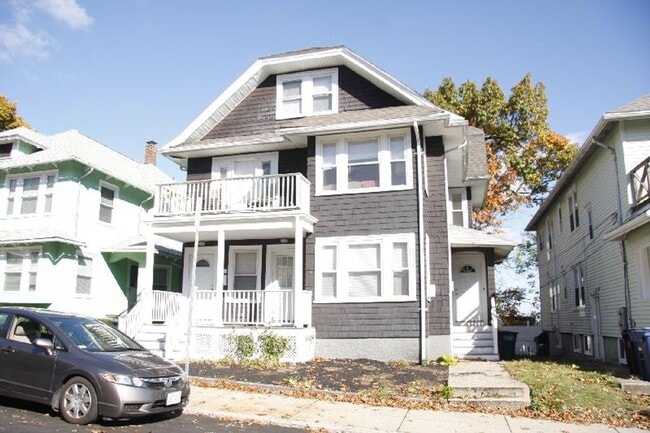 Building Photo - GREAT 4Br/1Bth, newly renovated bathroom and kitchen. Deck!