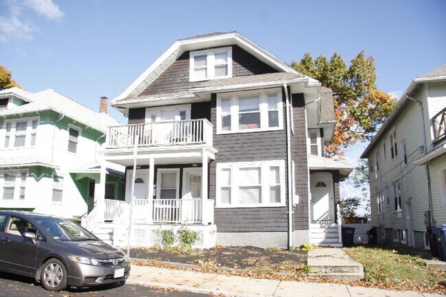 Building Photo - Lovely House with Private Deck in Convenie...