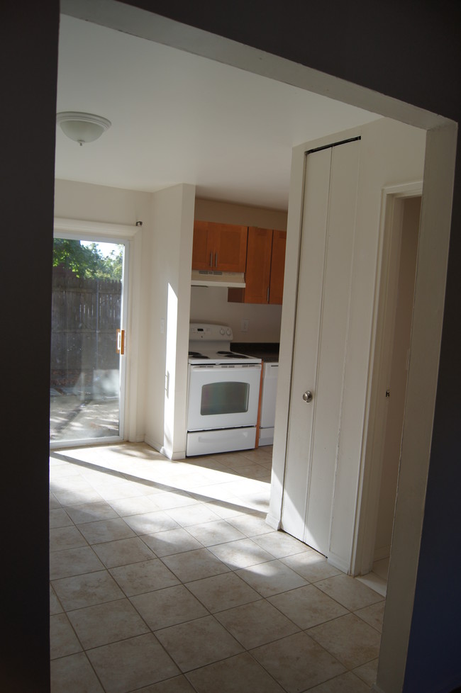 Townhouse with Slider to Private Patio - Maple Tree Apts