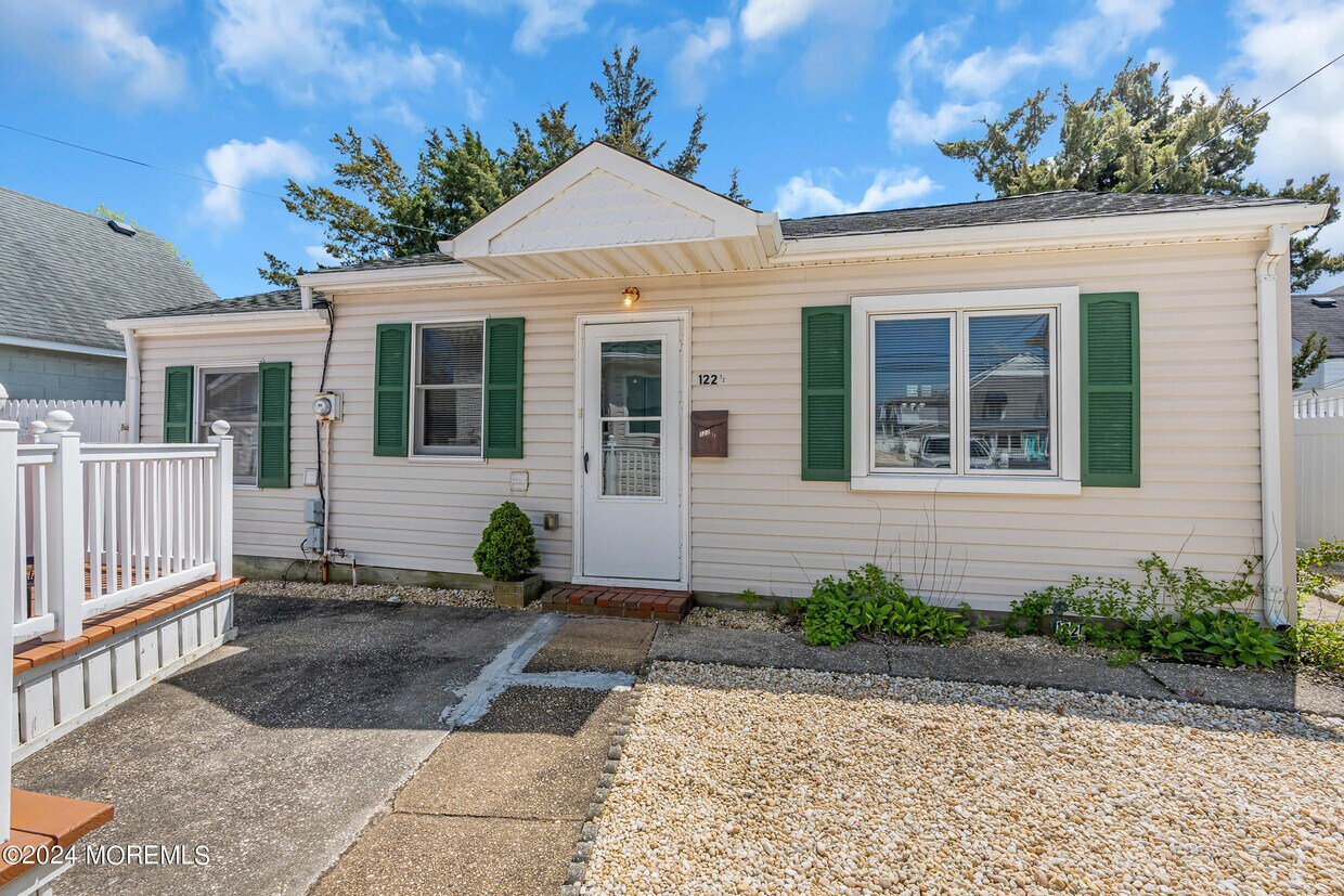 122 New Brunswick Ave, Lavallette, NJ 08735 House Rental in