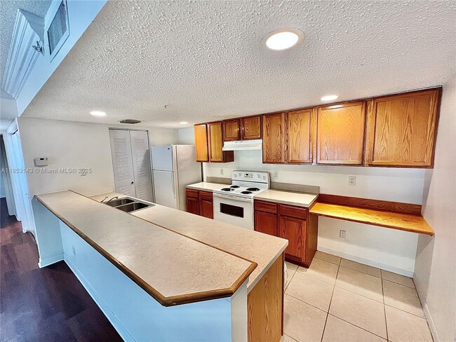 Foto del edificio - 9905 Westwood Dr