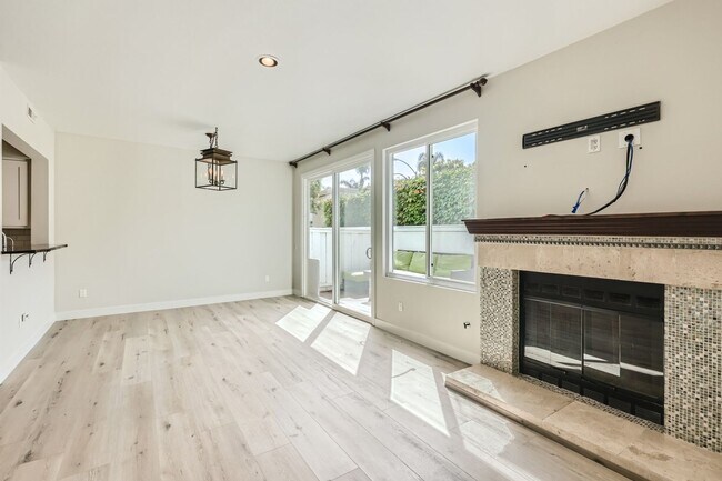 Building Photo - Beautifully Remodeled Townhome in the Cambria Community – Del Mar Heights