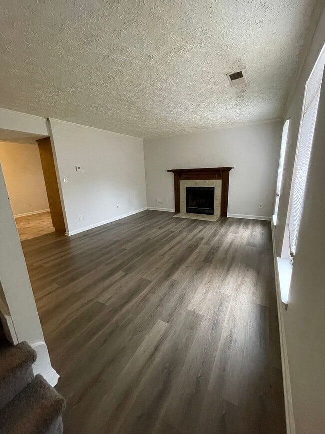 Building Photo - 2 bedroom duplex on cul-de-sac in McDonough