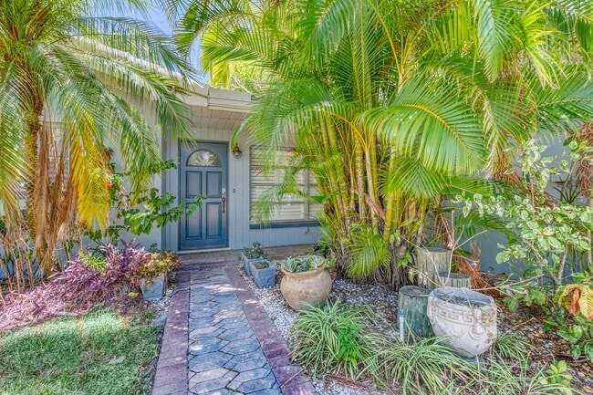 Building Photo - Treasure Island Three Bedroom, Two Bath Fu...