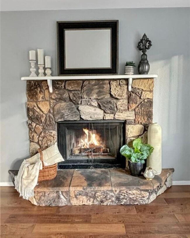 Foto del edificio - Charming 3 Bedroom 3 Bathroom Townhome with Private Patio