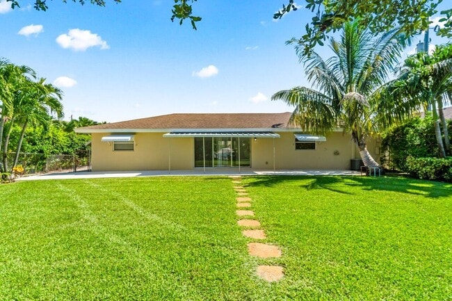 Building Photo - 751 Hummingbird Way