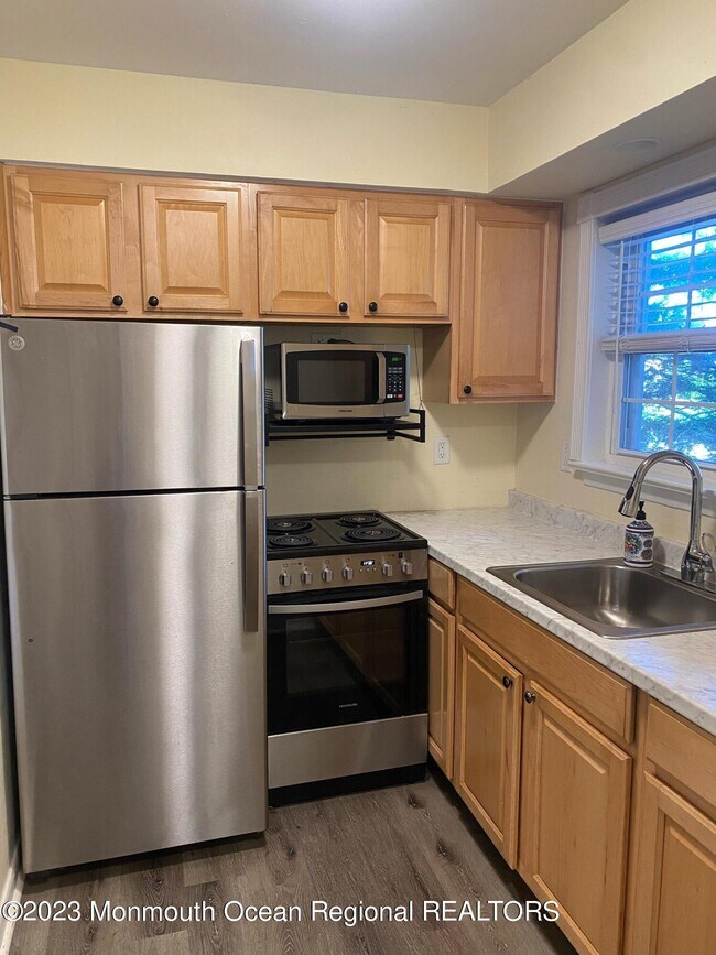 Building Photo - 321-323-323 Shore Dr