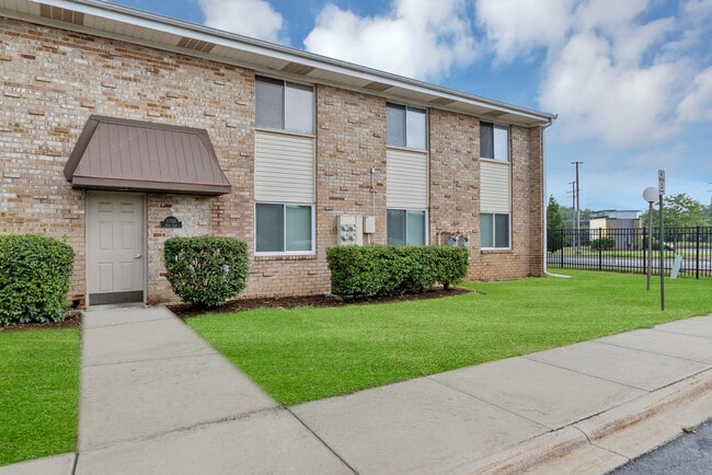 Building Photo - 1705 Robin Cir