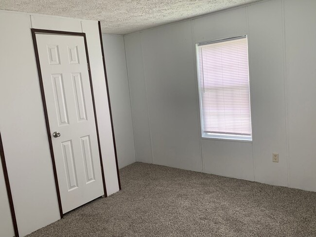 Building Photo - 1825 Blue Creek Rd