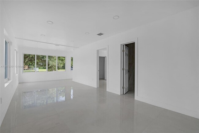 Foto del edificio - 667 NW 14th St
