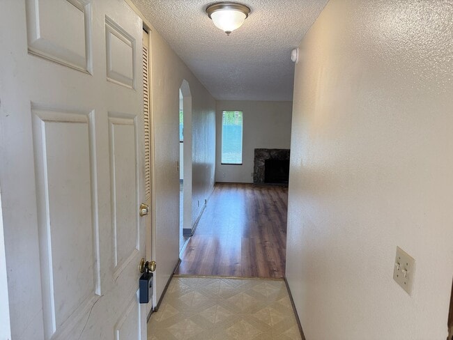 Building Photo - 3 bedroom 2 bath house in a great neighborhood!