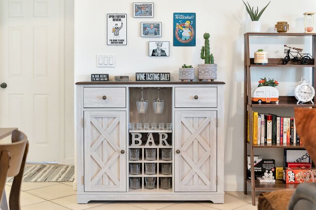 Foto del edificio - Boho Style 4 Bedroom 2 Bath Home, Fully Furnished