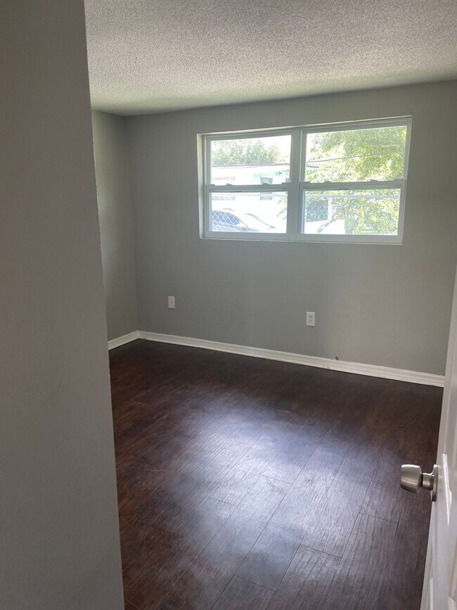 Foto del edificio - 2/1 Apartment close to downtown New Port R...