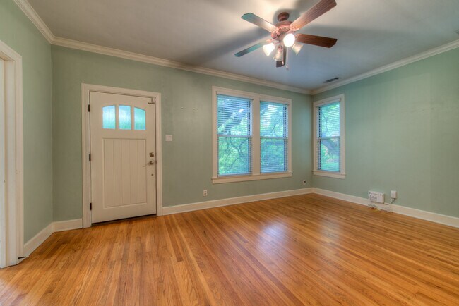 Foto del edificio - AVAILABLE AUGUST: Gorgeous, Remodeled 4 bed / 3 bath Hyde Park Area Home