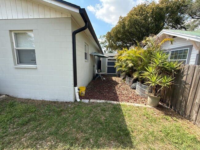 Foto del edificio - *****Amazing 3-bedroom, 2-bathroom, Carport, Single Family, Bungalow-style Home. Small Dog Friend...