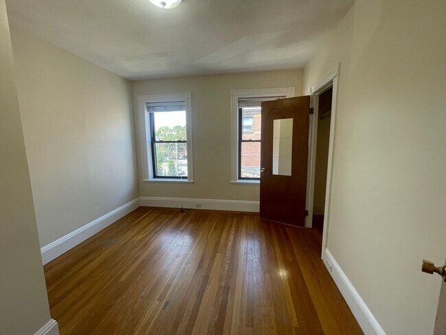 Building Photo - 9/1 Large, deleaded 3BR/1.5BA  by C/D trains! No fee!