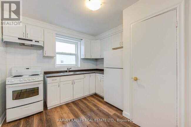 Photo du bâtiment - 2905 St Clair Ave E