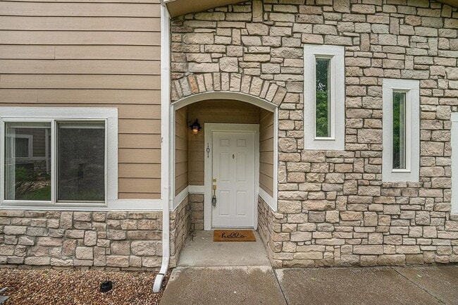 Building Photo - Enjoy modern living in this 3/2 condo. Great location, pool, clubhouse and fitness center