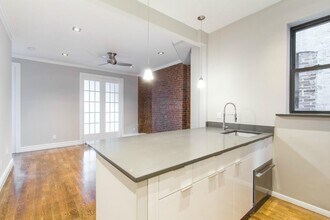 Building Photo - 252 Mott St