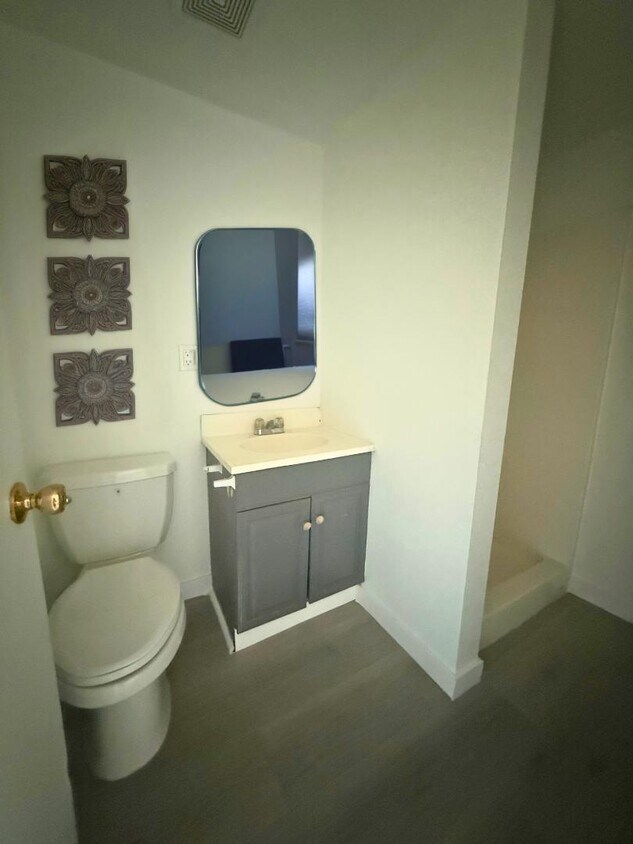 Foto principal - 7877 Kempster Ave
