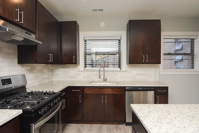 Building Photo - 818 Crain St