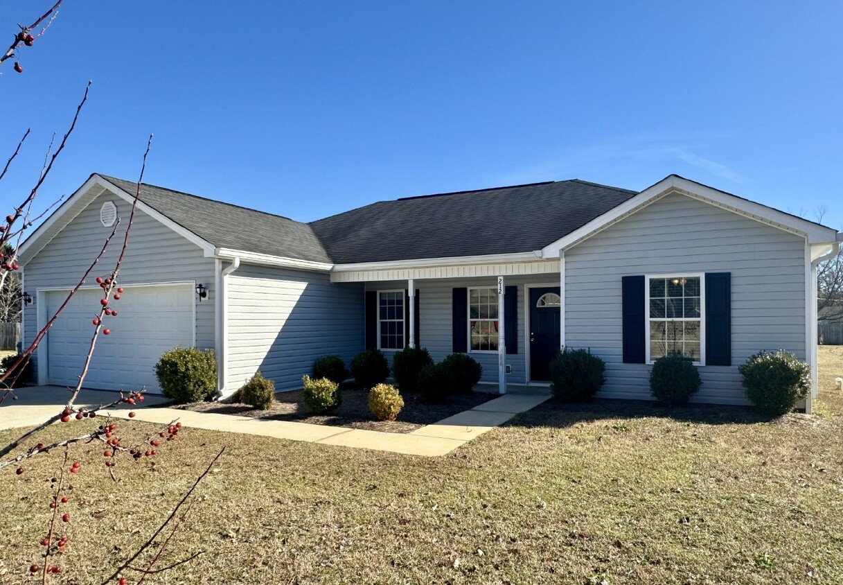 Foto principal - "Charming 3-Bed, 2-Bath Home in Perry, GA."