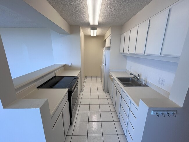 Building Photo - 2600 Pualani Way