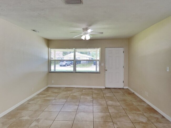 Building Photo - MOVE IN SPECIAL! 4/2 Home For Rent