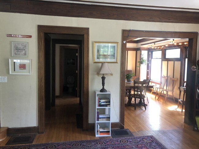 Foto del edificio - 330 E Franklin St