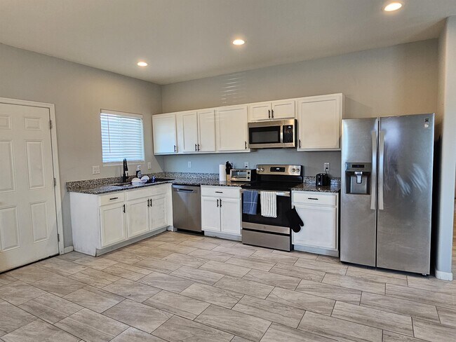 Building Photo - 1120 N Alder Ave