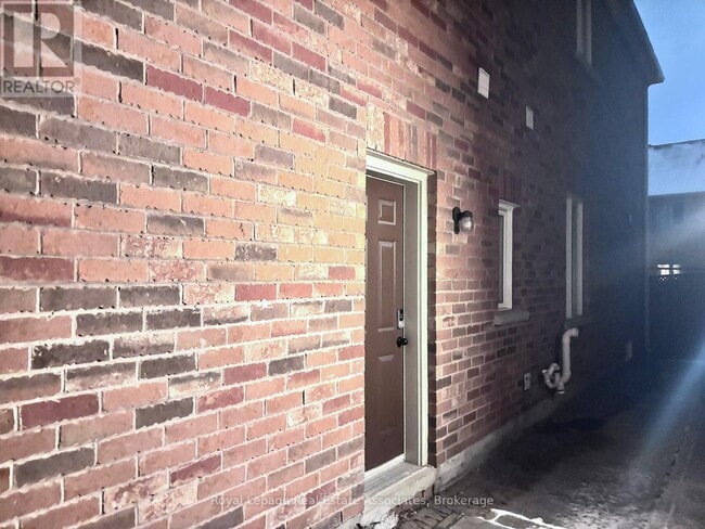 Photo du bâtiment - 79 Princess Valley Crescent