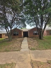 Building Photo - 725 Trinity Ln
