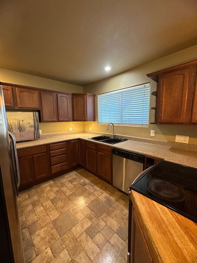 Foto del edificio - SPACIOUS 2 BED 1 BATH DOWNTOWN WITH OFF ST...