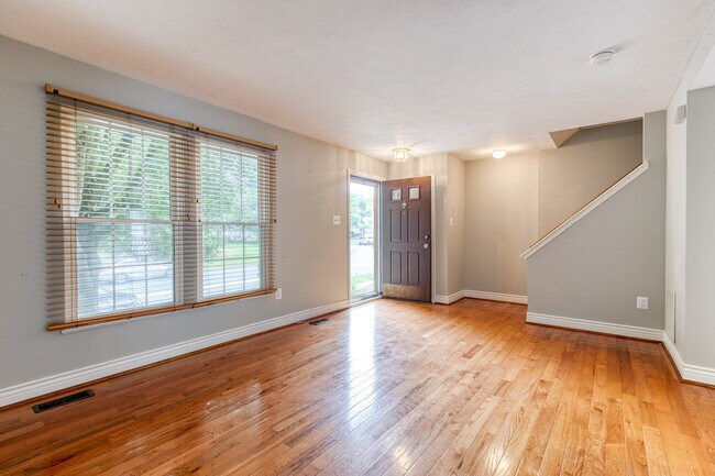 Foto del edificio - 5320 Castlestone Dr