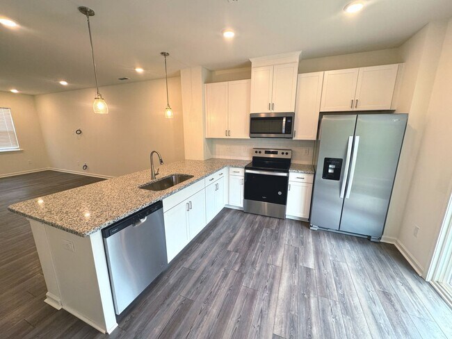 Building Photo - Like-New 3 Bedroom Townhouse only Minutes ...