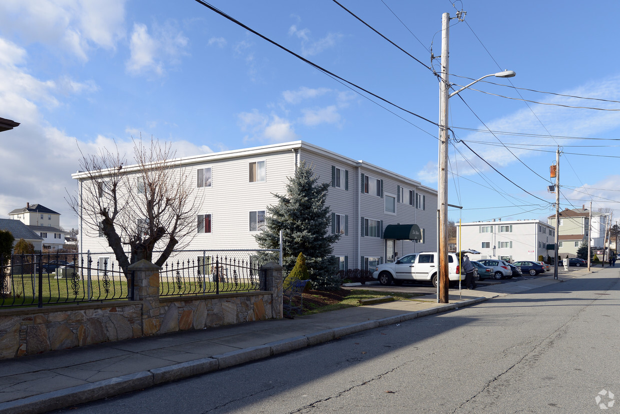 Building Photo - The Arbors