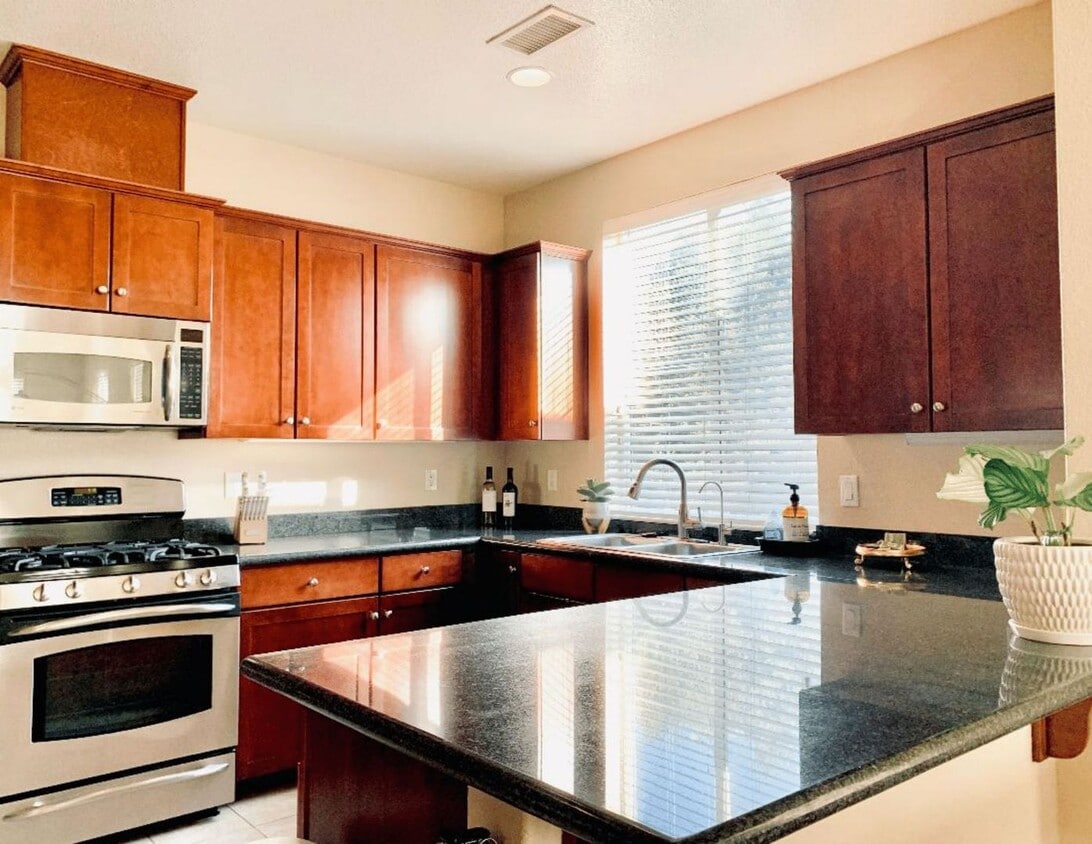 Foto principal - Private, spacious condo available for rent off of Broad Street